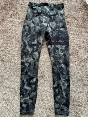 Stronger Camo High-Waist Leggings with Striped Detail - Olive & Black